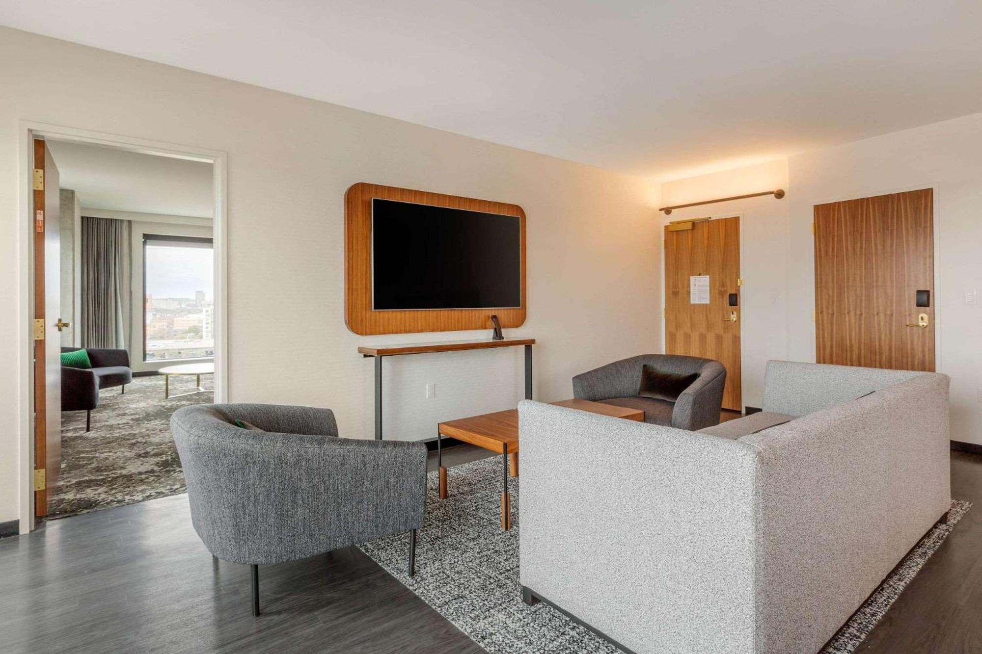 Cambria Hotel Boston Downtown - Seaport Экстерьер фото