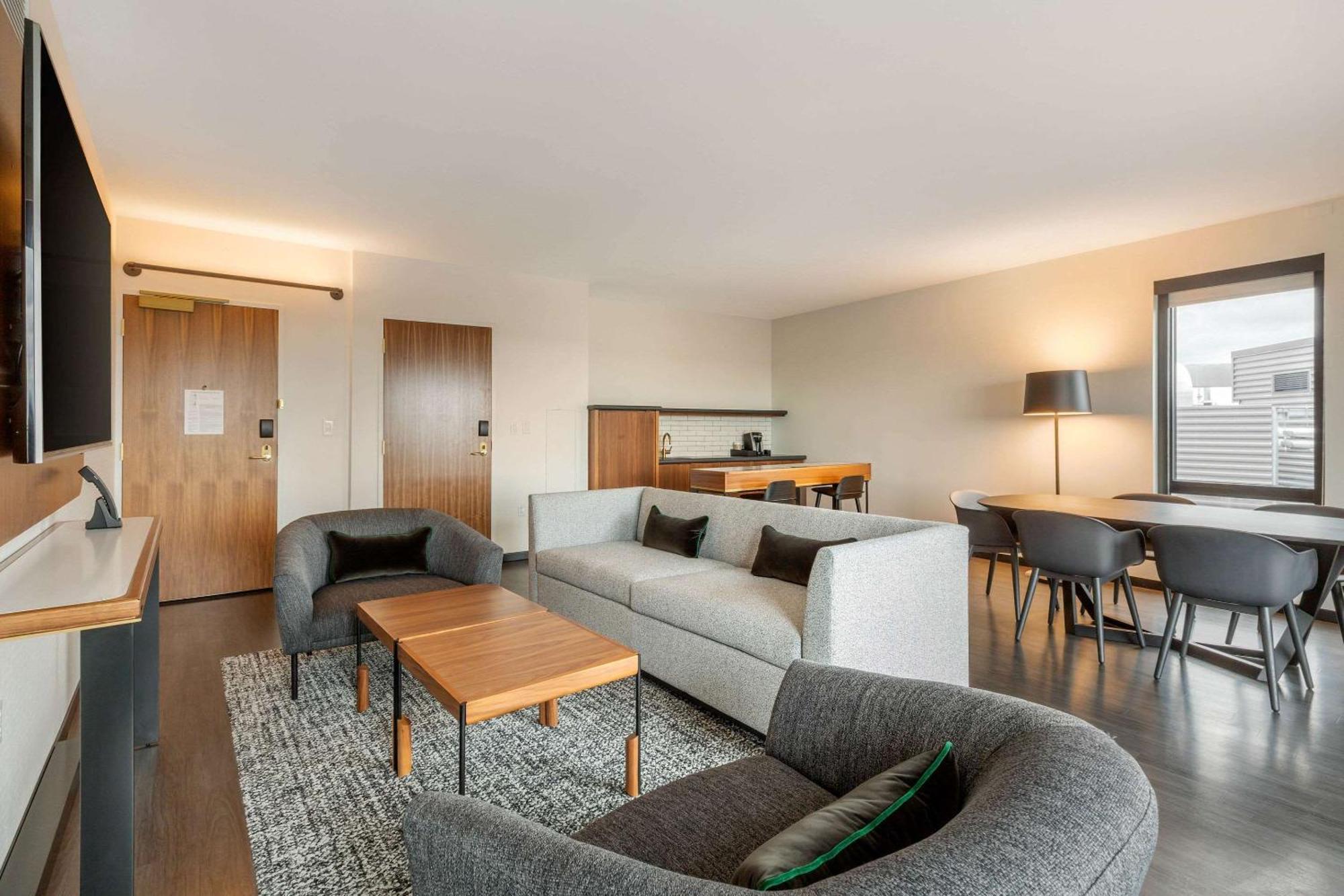 Cambria Hotel Boston Downtown - Seaport Экстерьер фото