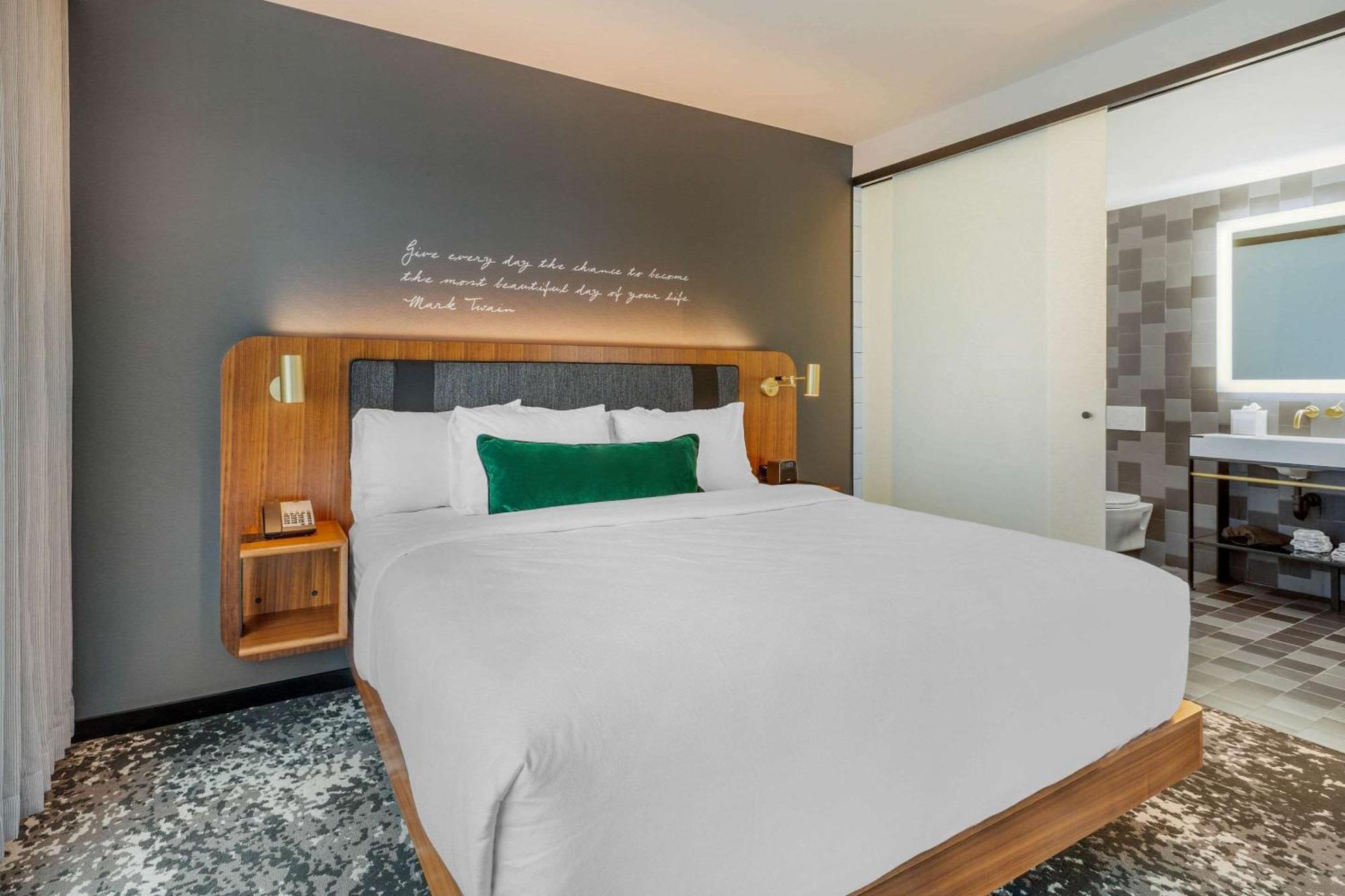 Cambria Hotel Boston Downtown - Seaport Экстерьер фото